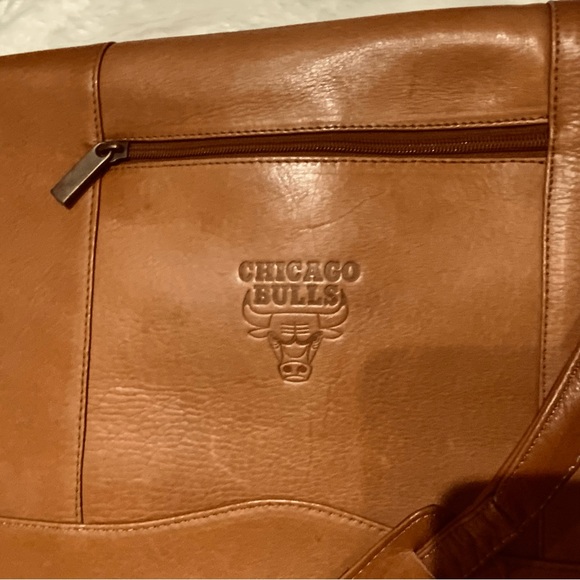 Genuine Leather CHICAGO BULLS NBA Embossed Messenger Laptop Bag Lin Edition NEW - Picture 3 of 16